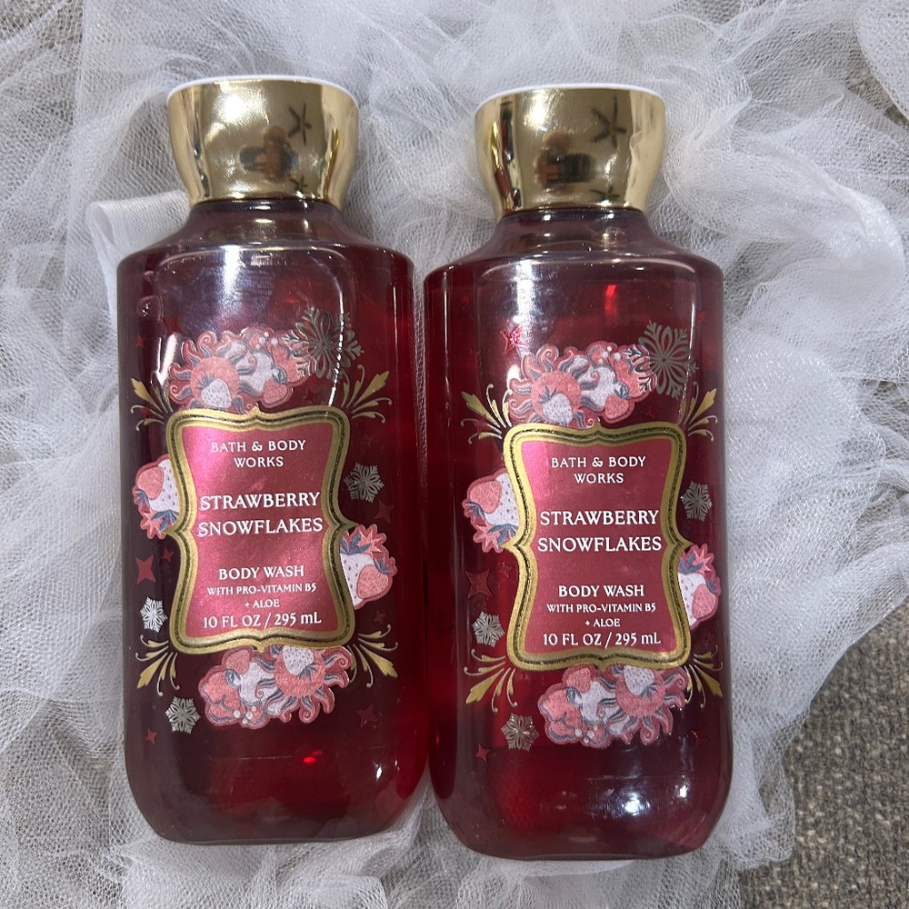 🎃NWT Set of 2 Strawberry Snowflakes Body Wash by B&BW